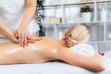 Kafkasyalı kadın müşteri stres önleyici spa masajının keyfini çıkarıyor ve lüks otel ya da oteldeki gündüz açık ortam güzellik salonunda güzellik teniyle eğleniyor. Sessiz.
