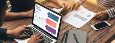 Şirket işleri için mod bilgisayar yazılımının müşteri deneyimi ve gözden geçirme analizi