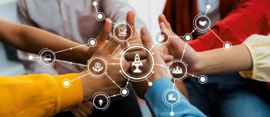 Takım çalışmasının ve yeniliğin canlı bir çizimi, farklı ellerin uzandığını gösteriyor. Modern bir çalışma alanında işbirliğinin ve dijital bağlantının gücünü temsil ediyor. Dostluk