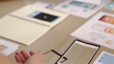 Mobil uygulama ya da web sitesi için kullanıcı arayüzü prototipi planlayan şirket çalışanlarının panorama videosu. UX UI tasarım beyin fırtınası kullanıcı dostu arayüz planı tasarlıyor. Sinerjik