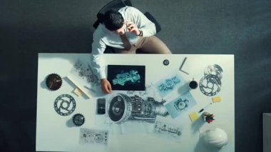 Akıllı mühendisin elektrik jeneratörüne bakarken türbin motor yapısı hakkında proje yöneticisini aramasının zaman aşımı. Teknisyen, jet motoru hakkında ekiple konuşuyor. Hizalama.