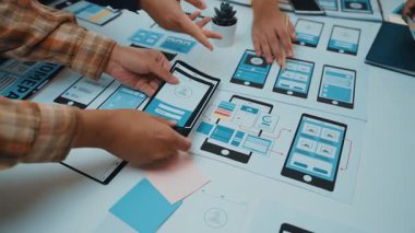 Uygulama geliştirme ve kullanıcı arayüzü projeleri için ideal, çeşitli akıllı telefon modellemeleri ve tasarım elemanlarının yer aldığı canlı bir yaratıcı çalışma alanı, beyin fırtınası oturumları sergileniyor. SACTR