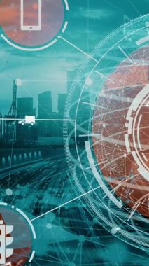 Yeni şehir yolunda gelecek araba trafiği için akıllı ulaşım teknolojisi kavramı. Sanal akıllı sistem, şehir sokaklarındaki araç verilerini birbirine bağlamak için dijital bilgi analizi yapıyor .