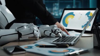 İş adamları yapay zekanın stratejik karar alma mekanizmasına entegrasyonunu gösteren yapay zeka asistanının yardımıyla pazarlama kavrayışlarını tartışıyor. Noogenesis Yapay Zeka