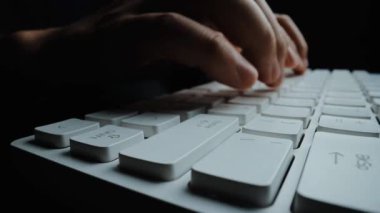 Bilgisayar klavyesinde elleri ve parmaklarıyla yazı yazan yakın plan bir adam. Makro yumuşak odaklı bebek çekimi. Bilgisayar programlama, mesajlaşma çevrimiçi mesajlaşma ve çevrimiçi pazarlama işi konsepti. Topla
