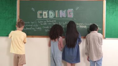 Akıllı öğrenci kodlama mühendisliği komut yazarken geçmişe dönüp kara tahtada yapay zeka programlama sistemi kodu oluşturmuş. Mutlu çeşitli çocuklar web sitesi geliştirme planı için birlikte çalışıyorlar. Pedagoji.