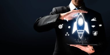 Roket, strateji, analiz, takım çalışması ve başarı simgeleriyle çevrili iş büyümesini ve girişimi başlatmasını temsil ediyor. EIDE