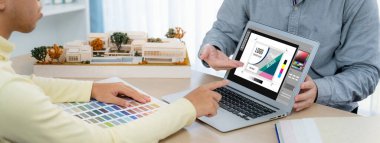 Web sayfasının modern tasarımı ve bilgisayar ekranında gösterilen ticari canlı reklamlar için grafiksel tasarımcı yazılımı