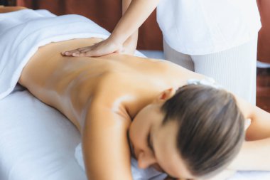 Kafkasyalı kadın müşteri stres önleyici spa masajının keyfini çıkarıyor ve lüks otel ya da oteldeki gündüz açık ortam güzellik salonunda güzellik teniyle eğleniyor. Sessiz.