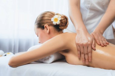 Kafkasyalı kadın müşteri stres önleyici spa masajının keyfini çıkarıyor ve lüks otel ya da oteldeki gündüz açık ortam güzellik salonunda güzellik teniyle eğleniyor. Sessiz.