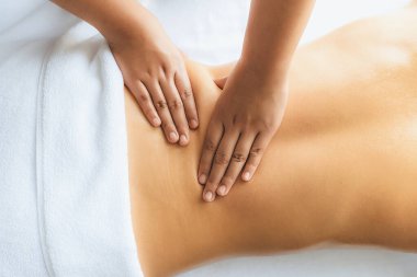 Kapalı alan kadın müşteri stres önleyici spa masajını yapmaktan zevk alıyor ve lüks otel ya da oteldeki gündüz açık hava güzellik salonunda güzellik teniyle eğleniyor. Sessiz.