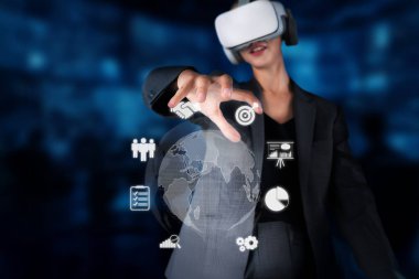 Takım elbiseli bir profesyonel, küresel pazar sezgilerine ve yenilikçi ödeme çözümlerine erişmek, kurumsal stratejiyi ve müşteri katılımını geliştirmek için sanal gerçeklik teknolojisine başvurur. XDMCP