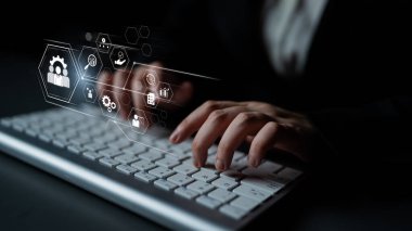 İş yönetimi sistemi takım çalışmasını, verimliliği ve planlamayı gösteriyor. Yönetim hedefi destekler, yönetim ilerlemeyi izler, yönetim takım çalışmasını geliştirir ve verimliliği artırır. Latch