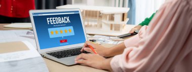 Müşteri geribildirim ve şirket işleri için canlı bilgisayar yazılımı analizi