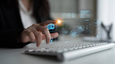 Elektrikli aracın teknik düzeni pil sistemini, güç kontrolünü, çekiş motorunu, şarj arayüzünü ve yenilenebilir ve akıllı enerji kaynaklarıyla bütünleşmeyi gösteriyor.