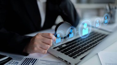 Profesyonel ağ, iş bağlantılarını genişletir, işbirliğini teşvik eder ve yeni fırsatlar için dijital ilişkiler kurar. Latch