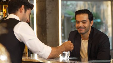 İçecek tezgahında limonlu dilimlenmiş limonlu gazoz ya da gazlı içecek, VIP müşterilere lezzet tatmak için hoş geldiniz. Barmen özel köpüklü liste menüsü tavsiye ediyor. Vinosity.