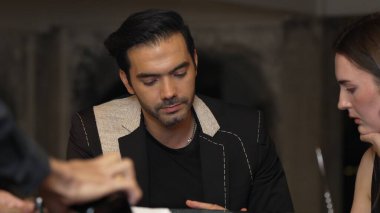 Garson günün alkollü içeceğini servis ederken çift menüsüne bakarak odaklanmış akıllı iş adamının portresi. Gece kulübünde doğal yakışıklı yüzü yakalamak. Vinosity.