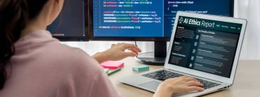 Yapay zeka etik standart hukuk ve bilgisayar ekranındaki kurallar yapay zeka etik şeffaflığının teknoloji suçunu önlediğine dair rapor sunuyor. canlı