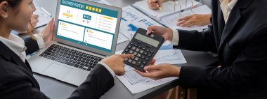 İş zekası ve veri analizi kavramı. Analizci ekibi laptop ekranında finansal veri analizi üzerinde çalışıyor. Etkili iş stratejik planlama için pazarlama göstergesi olarak. İçgörü