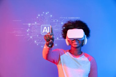 Genç bir birey yapay zeka teknolojisini keşfederken sanal gerçekliği kucaklıyor. Sahne, dijital bir alanda renkli veri görselleri ve yenilikler sergiliyor. XDMCP