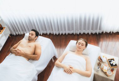 Kafkas çift müşterisi stres önleyici spa masajının keyfini çıkarıyor ve lüks otel veya oteldeki gündüz açık hava ortamında güzellik teniyle eğleniyor. Sessiz.