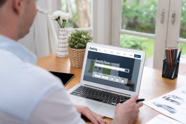 Çevrimiçi otel rezervasyon sitesi canlı rezervasyon sistemi sağlar. Seyahat teknolojisi kavramı .