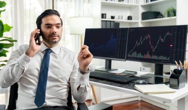 İki borsa yatırımıyla danışman ya da ortağı arayan tüccar işadamı, veri analizini yüksek kârlı dinamik teknoloji borsasına yatırım yapmak için karşılaştırdı. Tahmin et..