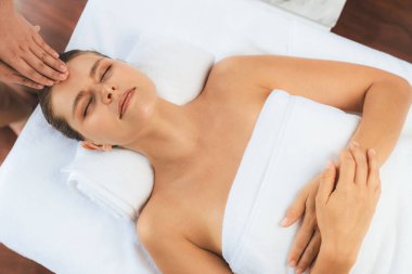 Panorama 'da kadınların stres önleyici kafa masajından ve lüks tatil beldesi veya otel spa salonundaki modern ışık ortamında yüz güzelliği eğlencelerini şımartmaktan hoşlandığı bir manzara var. Sessiz.