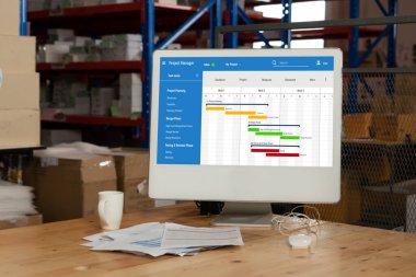 Ekip projesinin zaman çizelgesini gösteren bilgisayar ekranında, modern iş projesi yönetimi için proje planlama yazılımı