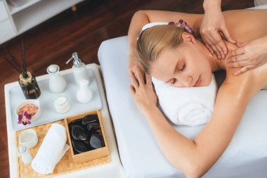 Kafkasyalı kadın müşteri stres önleyici spa masajının keyfini çıkarıyor ve lüks otel ya da oteldeki gündüz açık ortam güzellik salonunda güzellik teniyle eğleniyor. Sessiz.