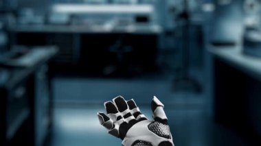 İnsan anatomisi hologramının yüzdüğü bir avuç içi açık robot eli kapat. Robot el, tanı koymak için veriye erişip bağlantı kurarken x ışını hologramını sunuyor. Sağlıklı..