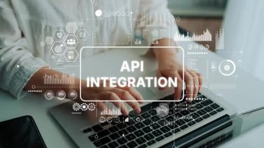 API Entegrasyon Konsepti ve Teknoloji ve İş için Dijital Veri Analizi Grafikleri ile Eller Dizüstü Bilgisayarda Yazılıyor. Asemptotik akıllı veri analitiği.