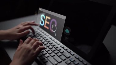 SEO görünürlüğünü geliştirmek için SEO konsepti, SEO ile ilgili dijital araçlar ve SEO performans simgeleri stratejik pazarlama için odaklanmış bir planda gösteriliyor. Muxer