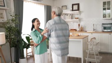 Mutlu dedem ve büyükannem evde el ele tutuşup dans ediyorlar. Sevimli son sınıf çifti, mutfağa destek olurken müzik eşliğinde vakit geçiriyorlar. Myrmidon.