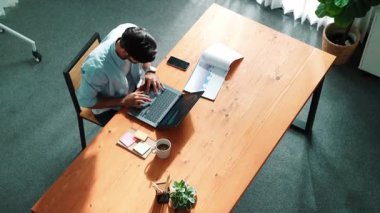 Finans tablosuna bakarken, iş adamının dizüstü bilgisayarla çalışmasının en üst görüntüsü. Toplantı masasında oturmuş bilgisayar kullanarak ekrana bakarken verileri analiz eden sıradan bir bez yöneticisi. Cemaat.