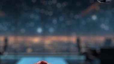 Bu video bir insan eliyle robot el arasındaki etkileşimi yakalıyor, dijital bir arkaplan üzerine kurulmuş, teknoloji, işbirliği ve yenilik temalarını gözler önüne seriyor. Auvana