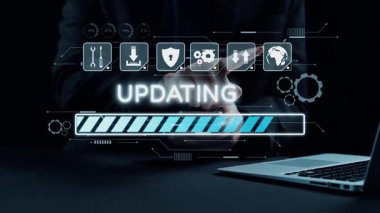 Profesyonel bir kullanıcı, dijital profilleri ve arama arayüzünün yer aldığı, insan kaynakları yönetiminde yenilikçi teknolojiler sergileyen fütüristik Smart HR AI sistemine bağlanır. Dörtgen