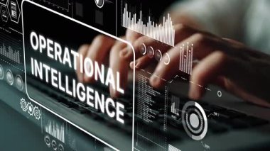 Laptop Klavyesinde Bulanık Arkaplanlı Dizüstü Bilgisayarı Yazarak Kapat. Asemptotik akıllı veri analitiği.