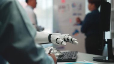 Yapay zeka destekli çözümlerin finansal araştırmaları, strateji optimizasyonunu ve iş kararlarını desteklediği bir fütüristik ofis. Noogenesis Yapay Zeka