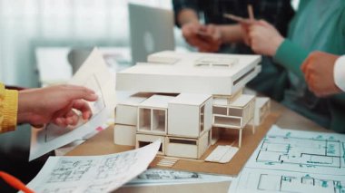 Dinamik bir sahnede mimarlar ve tasarımcılar ayrıntılı bir yapı modeli ve mimari planlar, işbirliği ve yaratıcılığın somutlaştırılması etrafında etkin bir şekilde yer alıyorlar. SACTR