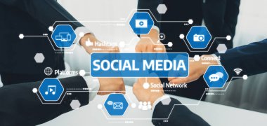 Bu resim sosyal medyadaki işbirliğini, modern bir ortamda bağlantı ve kullanıcı etkileşimini sembolize eden dijital simgelerle çevrelenmiş eller aracılığıyla gösteriyor. Dostluk