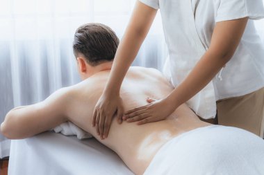 Kafkas erkek müşteri stres önleyici spa masajının keyfini çıkarıyor ve lüks otel veya oteldeki gündüz açık hava ortamında güzellik derisi eğlencesi ile şımartıyor. Sessiz.