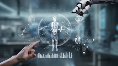 Robot ve insan eliyle insan anatomisi ikonunu işaret ediyor. Robot el ve insanın birlikte çalışırken röntgen hologramıyla bulanık labaratuvarı işaret etmesine yakın çekim. Sağlıklı..