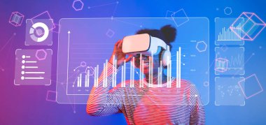 Genç bir kadın, çeşitli grafik ve grafiklerin yer aldığı canlı bir dijital çalışma alanında veri analizi ve finansal planlamaları araştıran sanal gerçeklik kulaklığıyla neşeyle meşgul oluyor. XDMCP