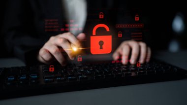 Siber güvenlik ihlalini gösteren dijital güvenlik kavramı, güvenlik sistemleri arasında veriye maruz kaldığını belirten kırmızı bir asma kilit, sistem savunmasızlığını ve Latch riskini vurguluyor.