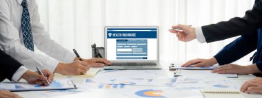 Kolay form doldurma için sağlık sigortası web sitesi canlı kayıt sistemi