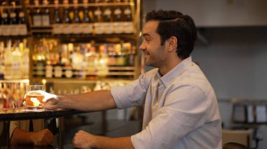 Güler yüzlü akıllı adam eski usul kokteyl içerken arkadaşlarıyla ya da tanımadığı bir yabancıyla keyifle eğleniyor. Cuma günü lüks bir barda, gece kulübünde, canlı bir içeceğin karşısında oturuyor. Vinosity.