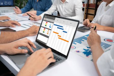 Ekip projesinin zaman çizelgesini gösteren bilgisayar ekranında canlı iş projesi yönetimi için proje planlama yazılımı