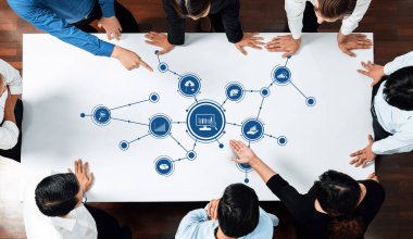 Bu resim, görsel teknolojiyi kullanırken tartışmalara katılan profesyonellerin yer aldığı, veri analizi stratejileri üzerine odaklanmış işbirlikçi bir iş toplantısını sergiliyor. Dostluk